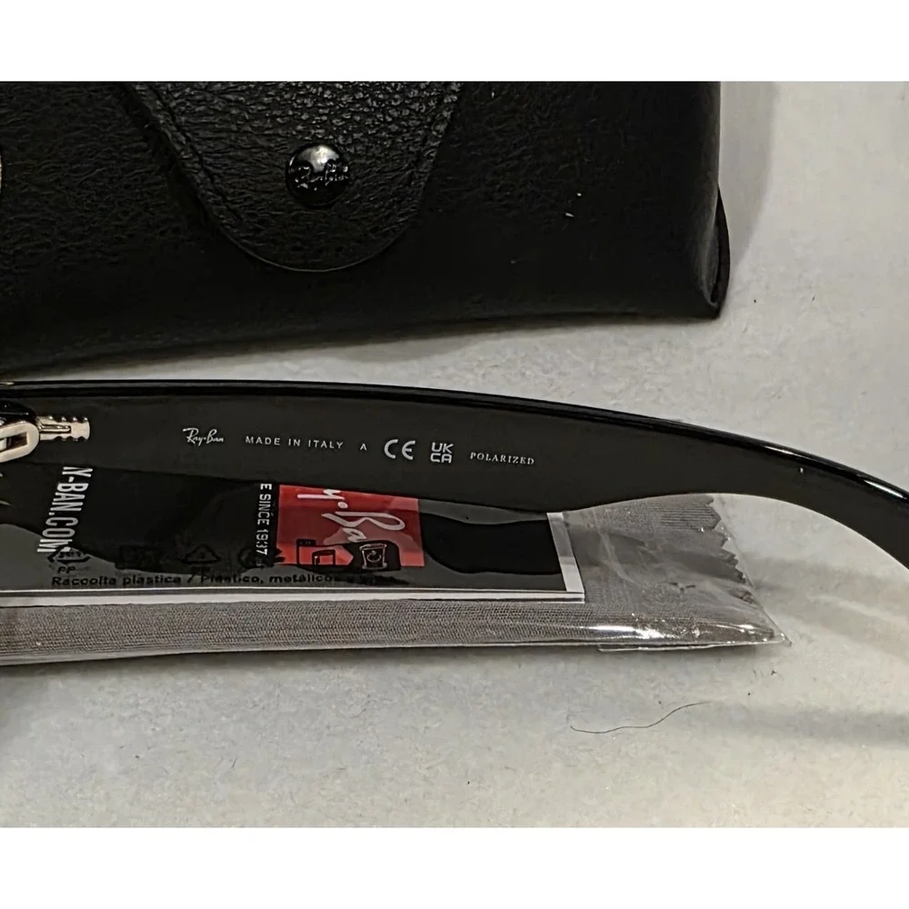 Ray-Ban RB 2132 New Wayfarer 6052/58 Black & Gray Sunglasses. NWT